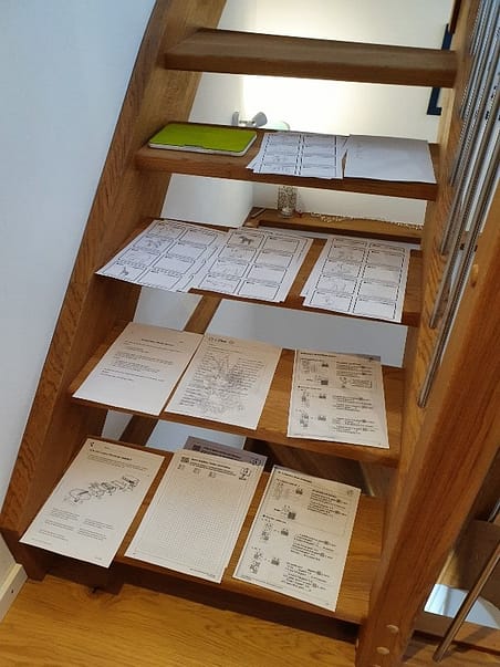 Homeschooling - Zettel auf der Treppe